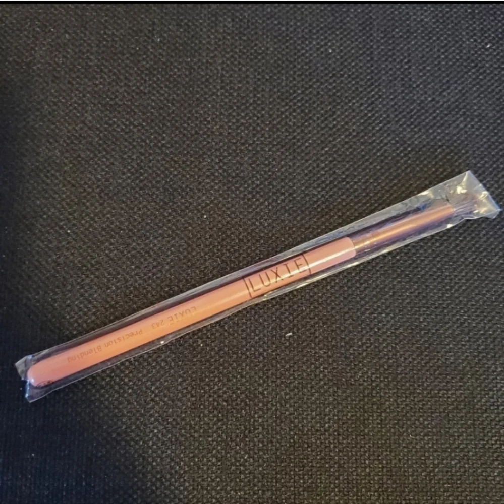 2 small Luxie brushes in pink